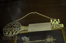 מפתח אור יהודה מוגש לרבי.jpg