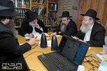 ועדת הניגונים על פרק הרבי.jpg