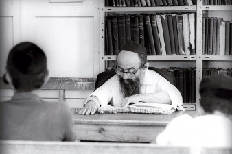הרב הלפרין במסירת שיעור בישיבה