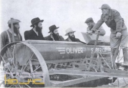 חסידים משתלמים בעבודה חקלאית, חצי שנה לאחר יסוד הכפר, אלול תש"ט.