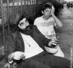 חסידים פצועים שוכבים ברחובות השכונה בעת המהומות